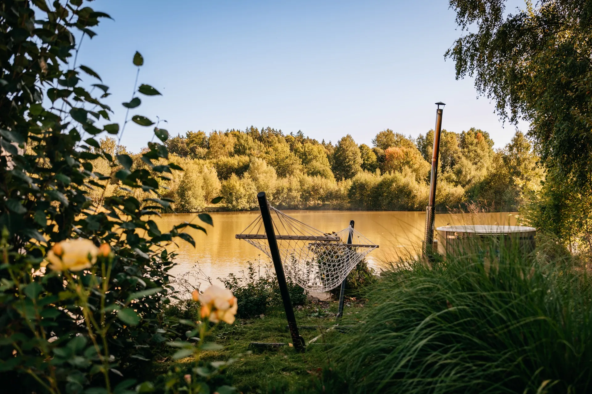 Herbstliche Landschaft am Teich beim Haus am Wasser in Vysočina